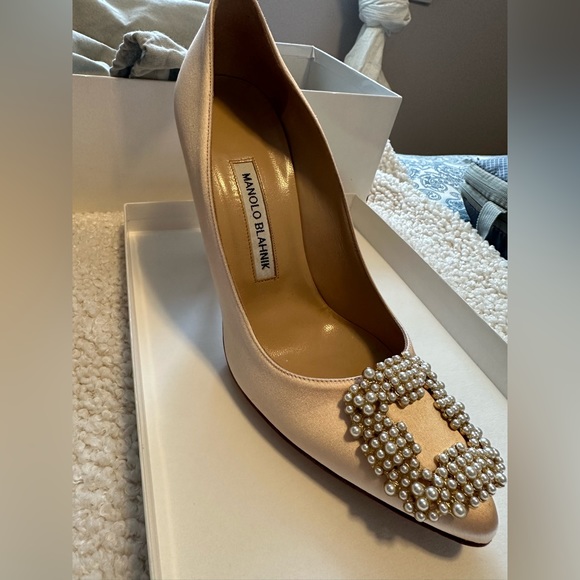 *Sold* Manolo Blahnik Hangisi heels beige satin with pearl - Picture 6 of 10